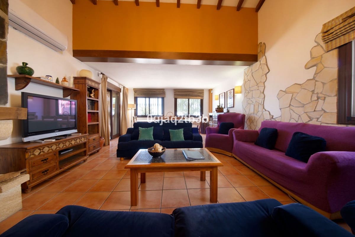 Chalet de 6 habitaciones en Estepona en venta con piscina garaje - 1.095.000 € (Ref: 6586795)