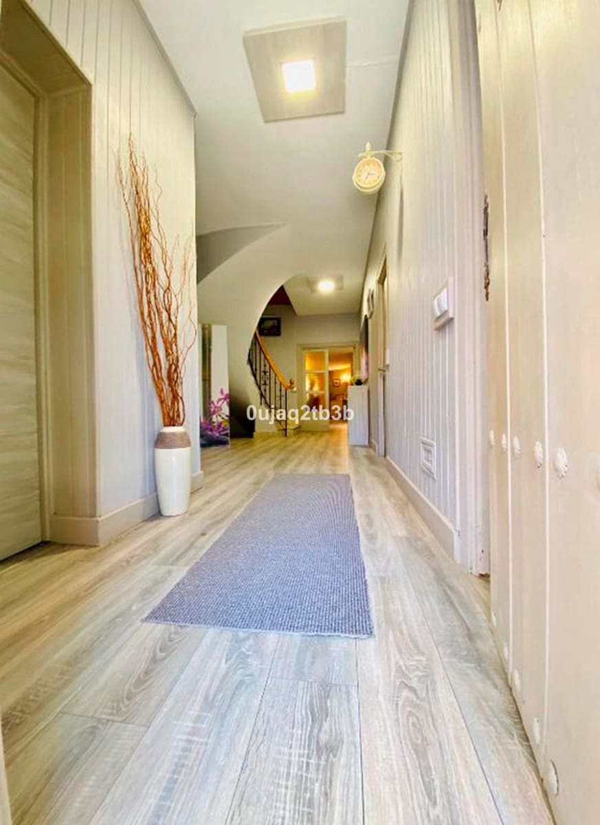 8 bedroom Villa for sale in Marbella with garage - € 1,845,000 (Ref: 8482276)