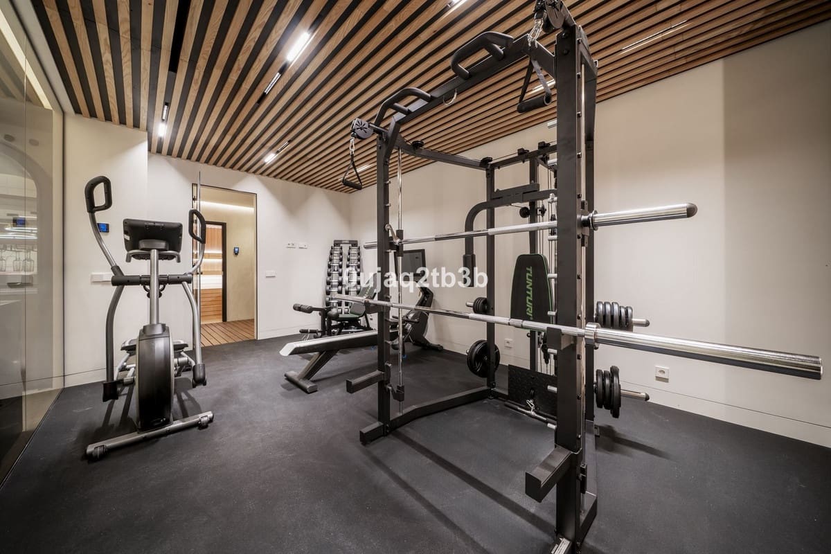 4 bedroom Villa for sale in Marbella with pool - € 4,500,000 (Ref: 8510809)