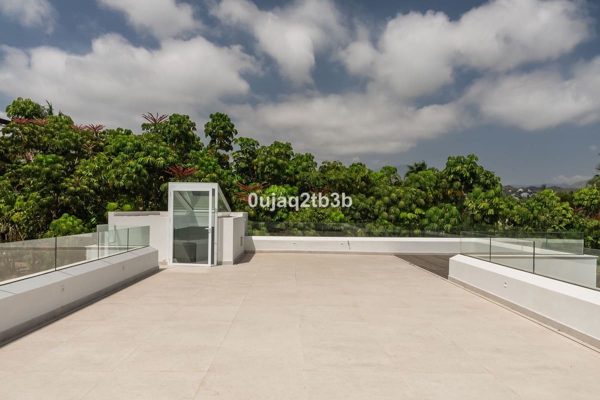 5 bedroom Villa for sale in Nueva Andalucia with pool garage - € 4,995,000 (Ref: 8520981)