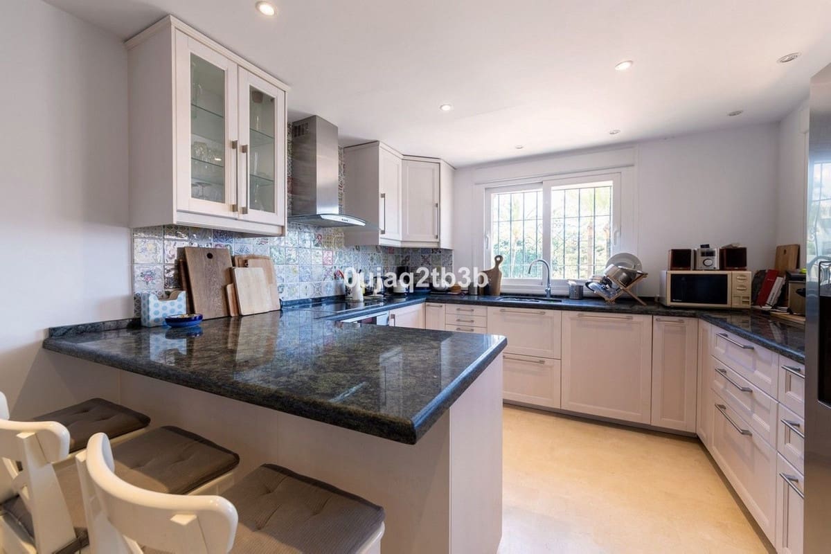 Apartamento de 4 habitaciones en Nueva Andalucia en venta con piscina garaje - 1.500.000 € (Ref: 8676570)