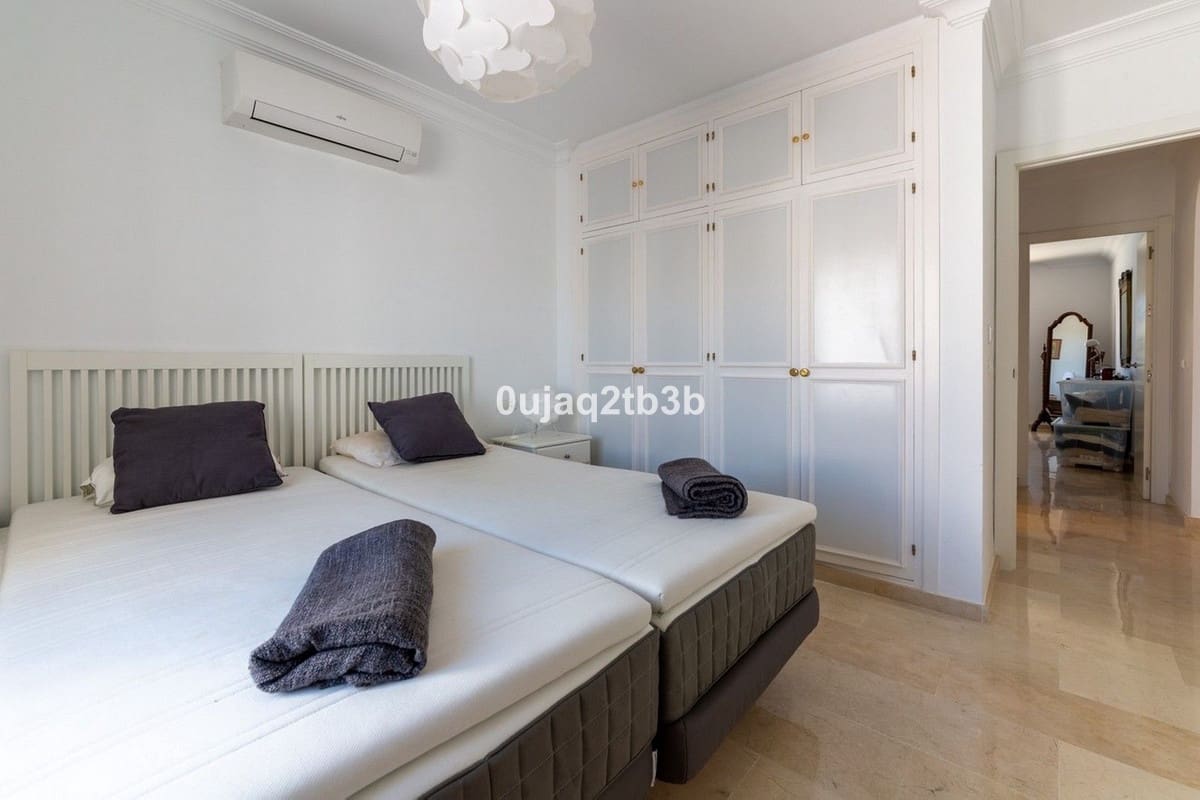 Apartamento de 4 habitaciones en Nueva Andalucia en venta con piscina garaje - 1.500.000 € (Ref: 8676570)