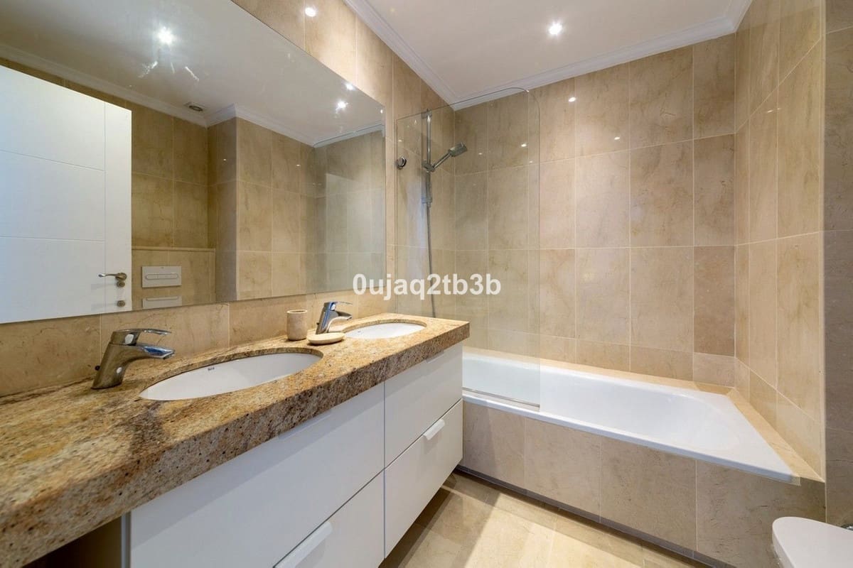 Apartamento de 4 habitaciones en Nueva Andalucia en venta con piscina garaje - 1.500.000 € (Ref: 8676570)