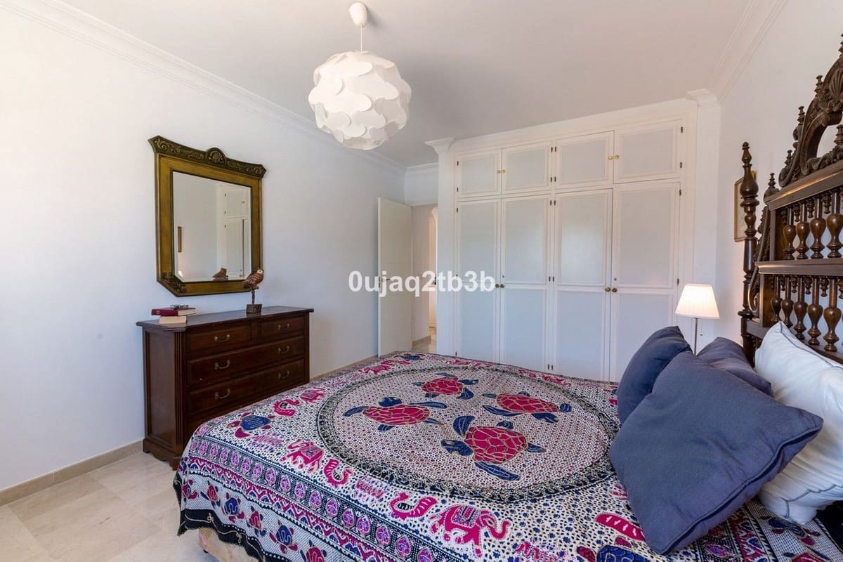 Apartamento de 4 habitaciones en Nueva Andalucia en venta con piscina garaje - 1.500.000 € (Ref: 8676570)