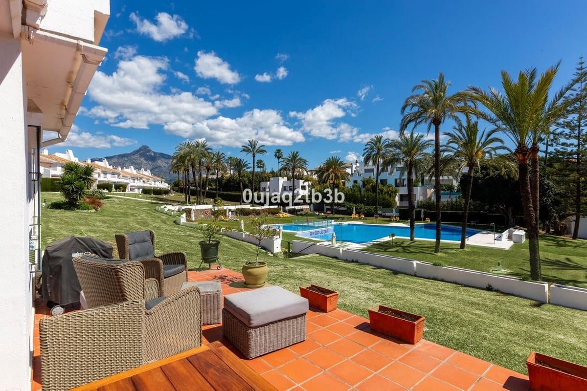 Apartamento de 4 habitaciones en Nueva Andalucia en venta con piscina garaje - 1.500.000 € (Ref: 8676570)