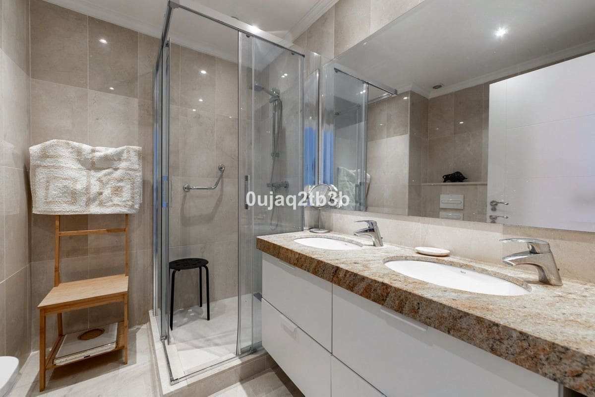 Apartamento de 4 habitaciones en Nueva Andalucia en venta con piscina garaje - 1.500.000 € (Ref: 8676570)