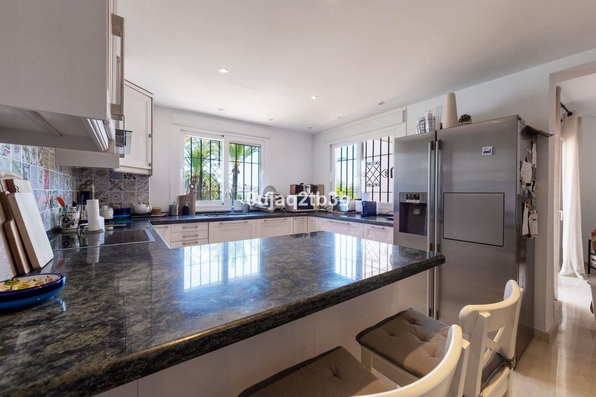 Apartamento de 4 habitaciones en Nueva Andalucia en venta con piscina garaje - 1.500.000 € (Ref: 8676570)