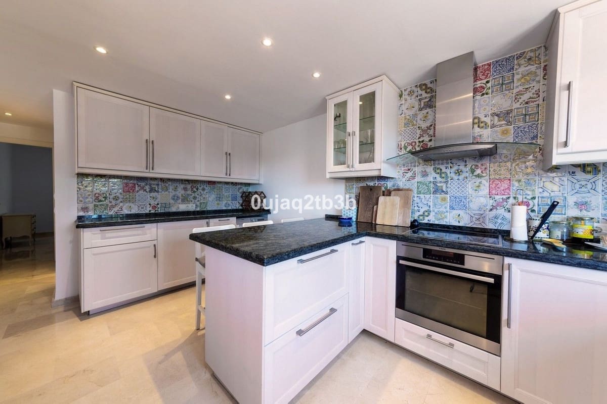 Apartamento de 4 habitaciones en Nueva Andalucia en venta con piscina garaje - 1.500.000 € (Ref: 8676570)