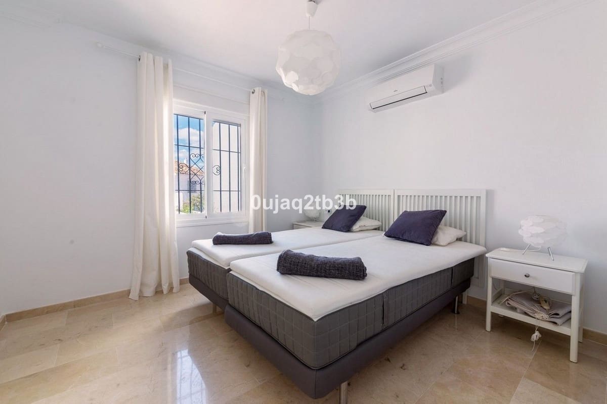 Apartamento de 4 habitaciones en Nueva Andalucia en venta con piscina garaje - 1.500.000 € (Ref: 8676570)