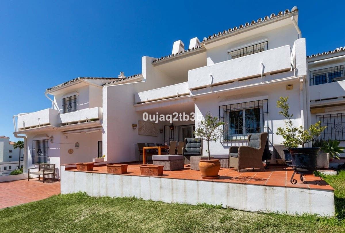 Apartamento de 4 habitaciones en Nueva Andalucia en venta con piscina garaje - 1.500.000 € (Ref: 8676570)