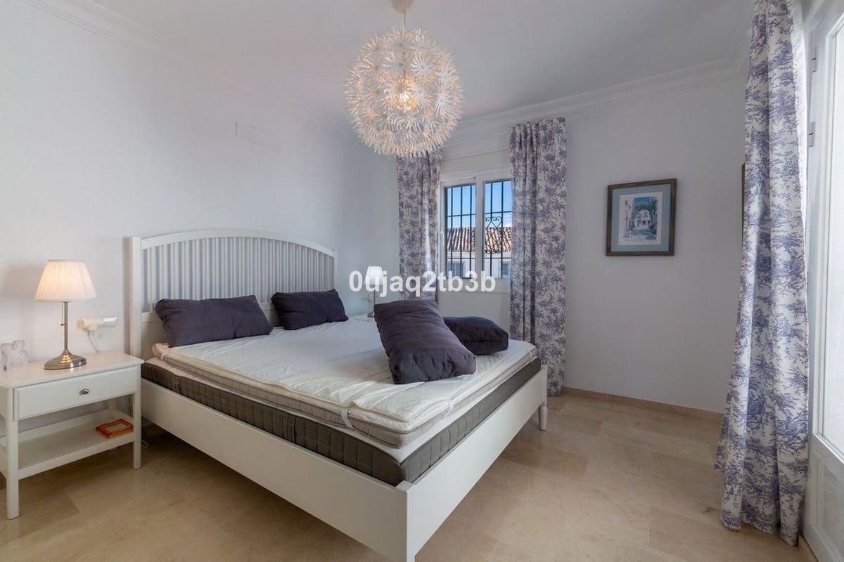 Apartamento de 4 habitaciones en Nueva Andalucia en venta con piscina garaje - 1.500.000 € (Ref: 8676570)