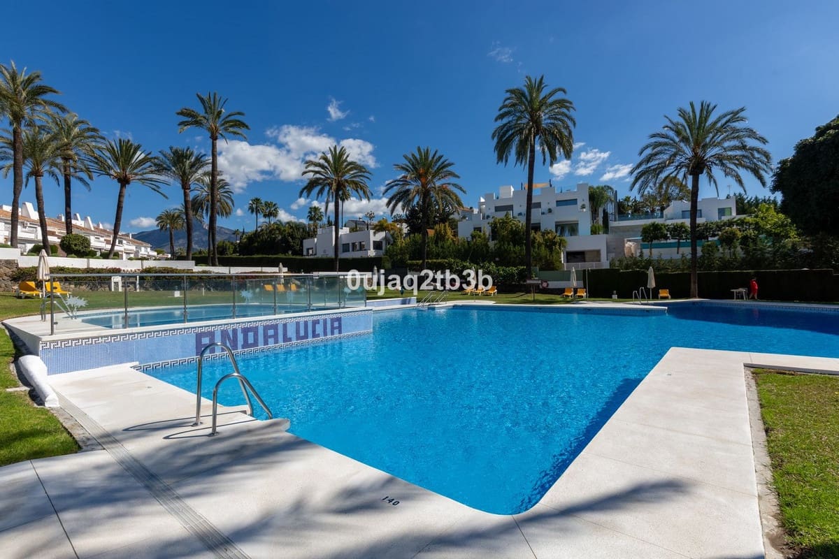 Apartamento de 4 habitaciones en Nueva Andalucia en venta con piscina garaje - 1.500.000 € (Ref: 8676570)