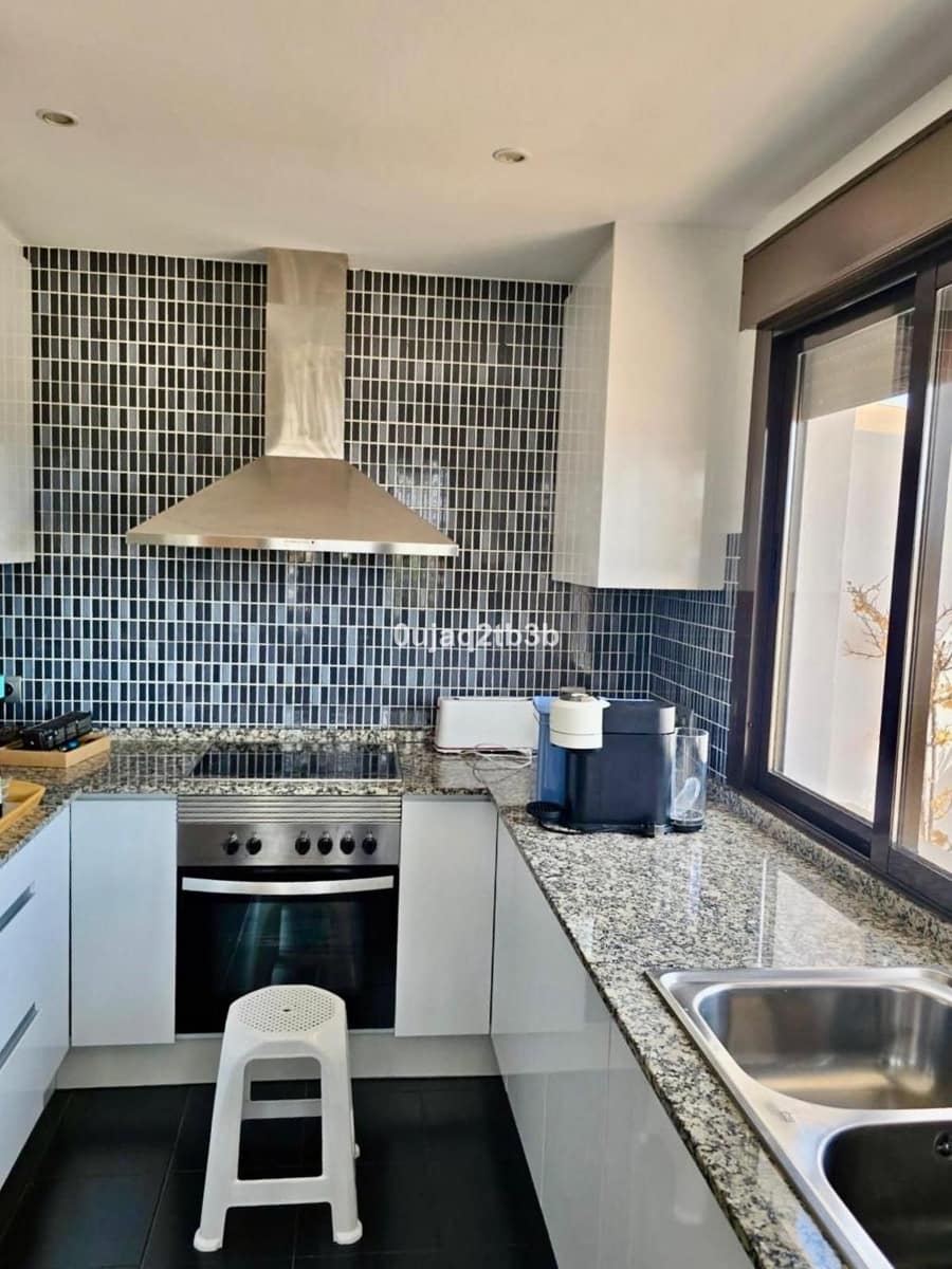 3 soveværelse Penthouse til leje i New Golden Mile med swimmingpool garage - € 2.200 (Ref: 9201975)