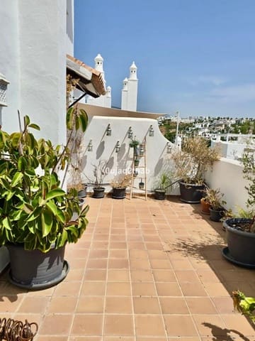 3 bedroom Penthouse for rent in Selwo, Estepona with pool garage - € 2,200 (Ref: 9201975)