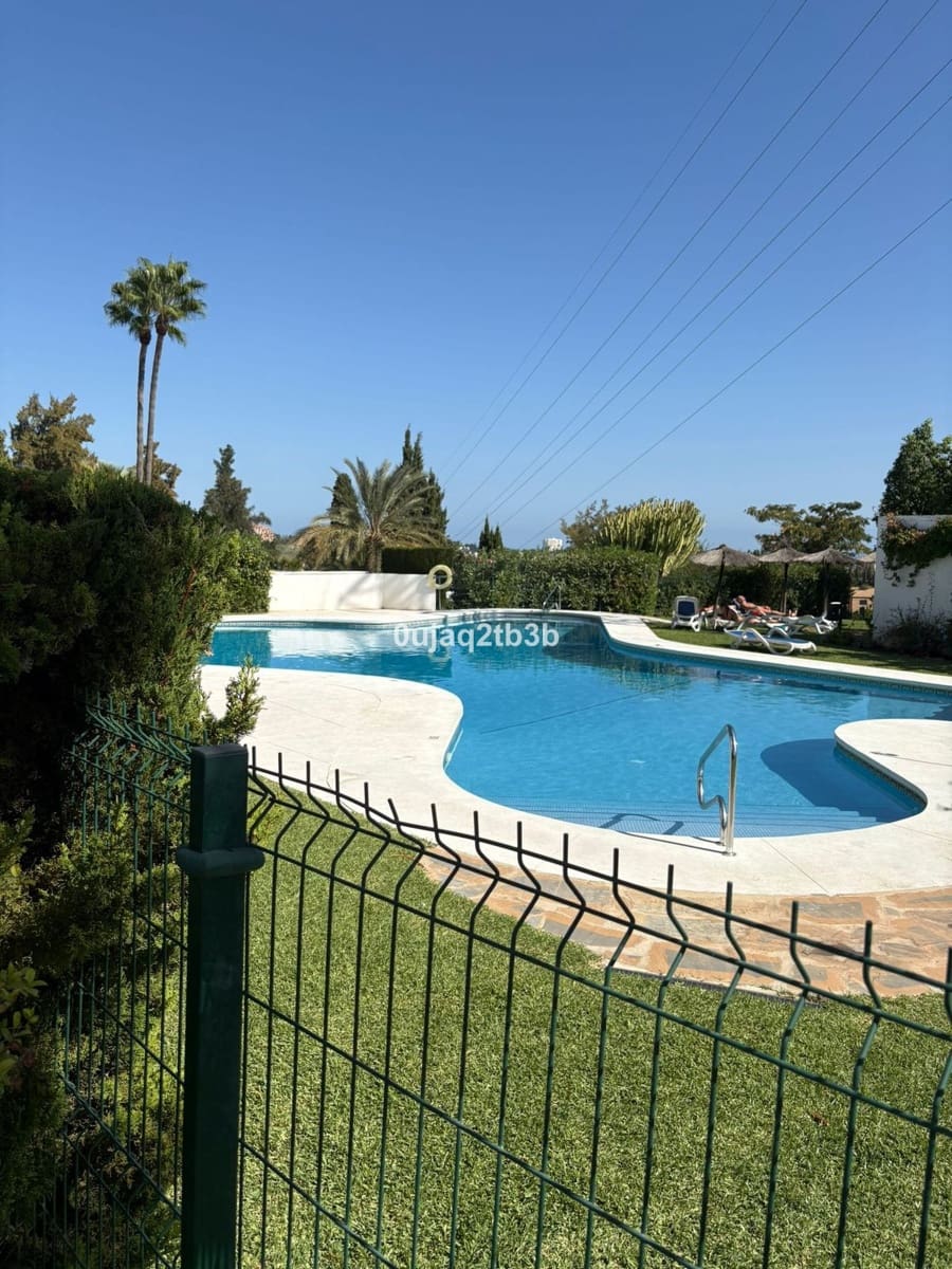 2 bedroom Apartment for rent in La Quinta with pool - € 1,900 (Ref: 9270601)
