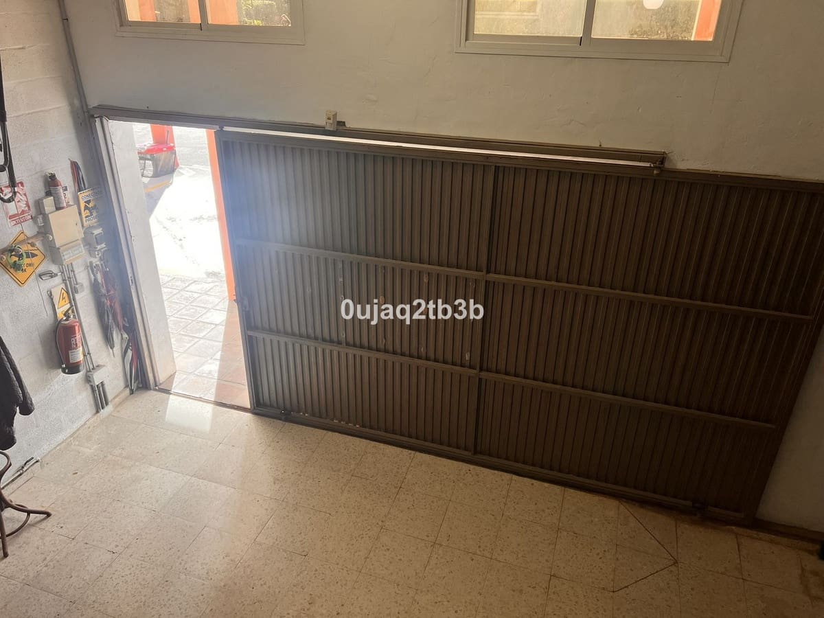 3 bedroom Commercial for rent in Bel-Air with pool - € 1,550 (Ref: 9428193)