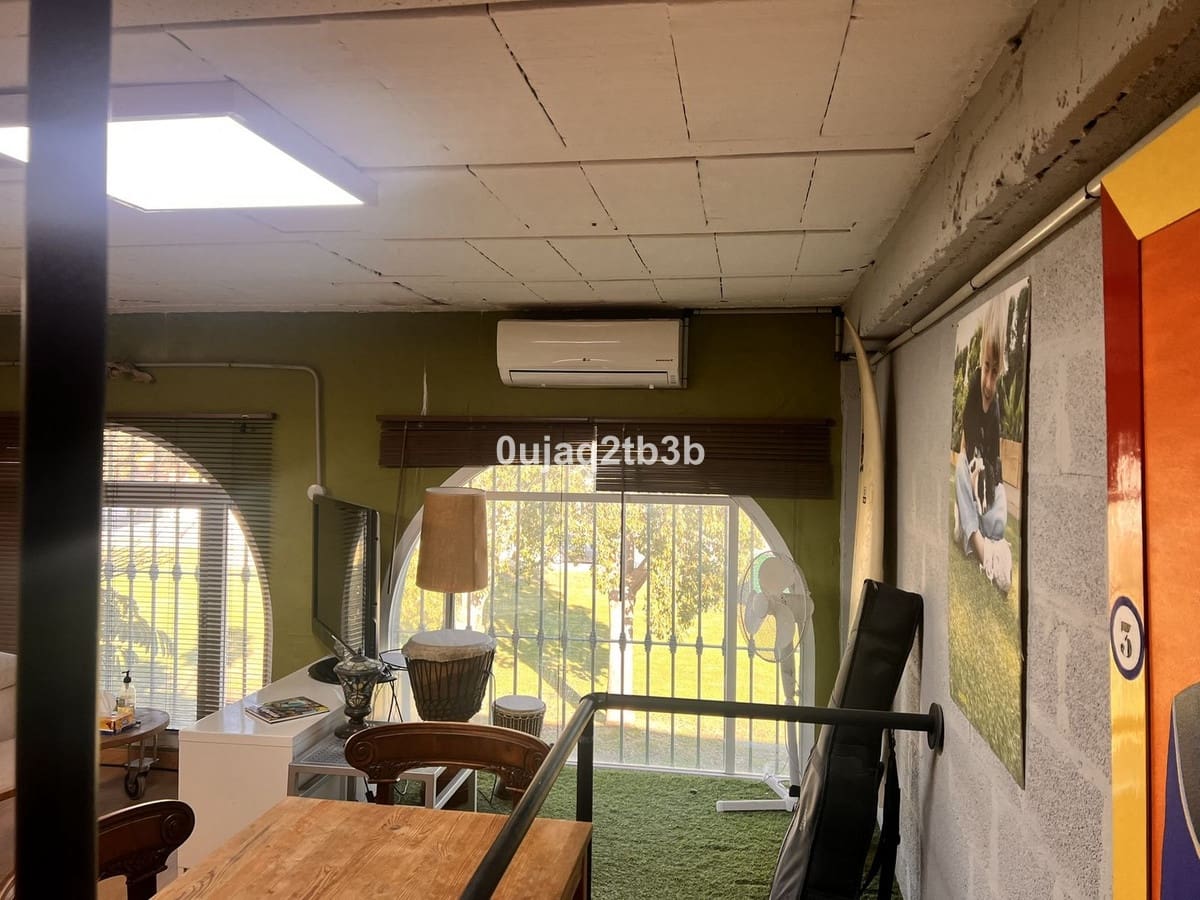 3 bedroom Commercial for rent in Bel-Air with pool - € 1,550 (Ref: 9428193)