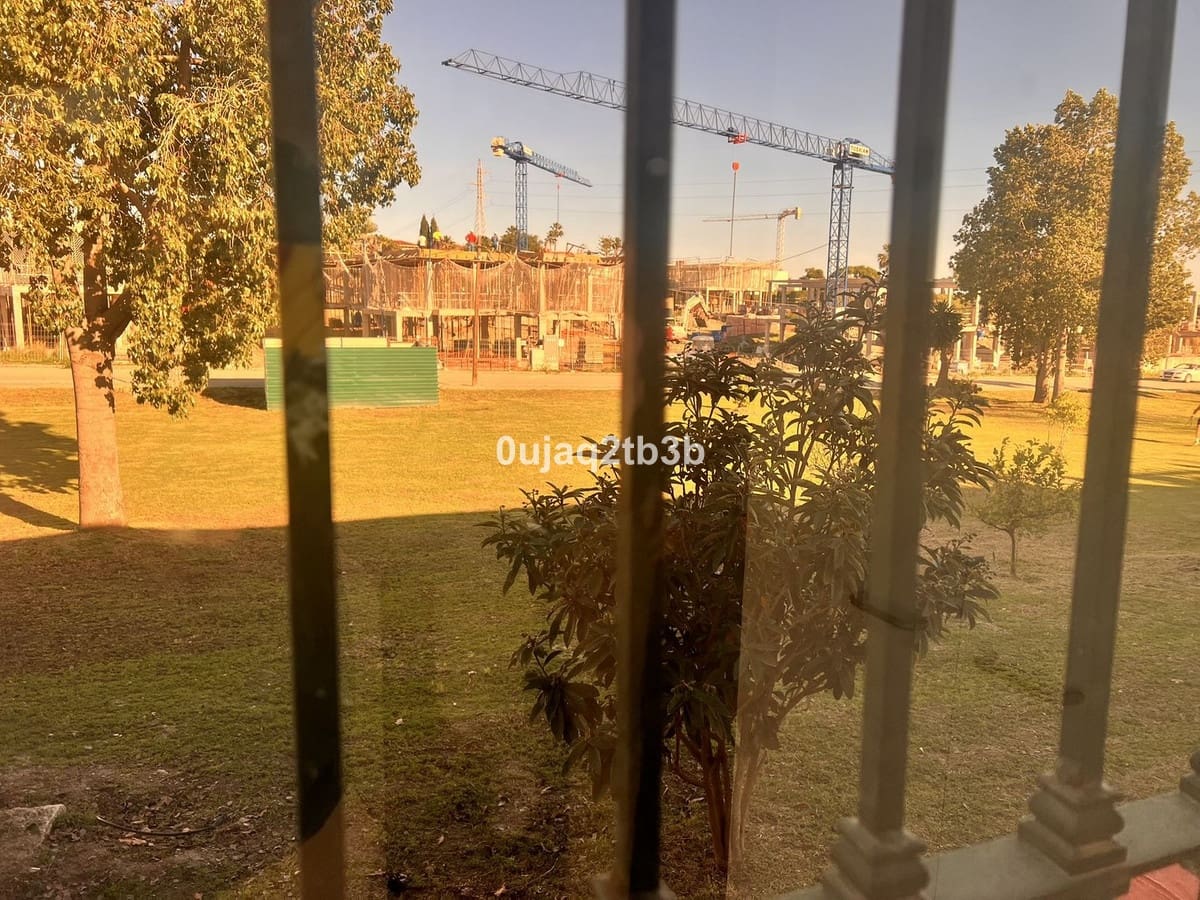 3 bedroom Commercial for rent in Bel-Air with pool - € 1,550 (Ref: 9428193)