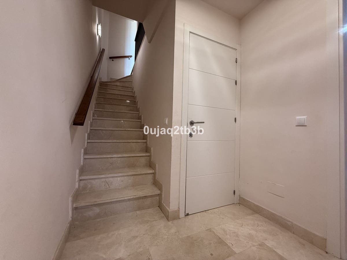 3 soveværelse Byhus til leje i New Golden Mile med swimmingpool garage - € 2.800 (Ref: 9521134)