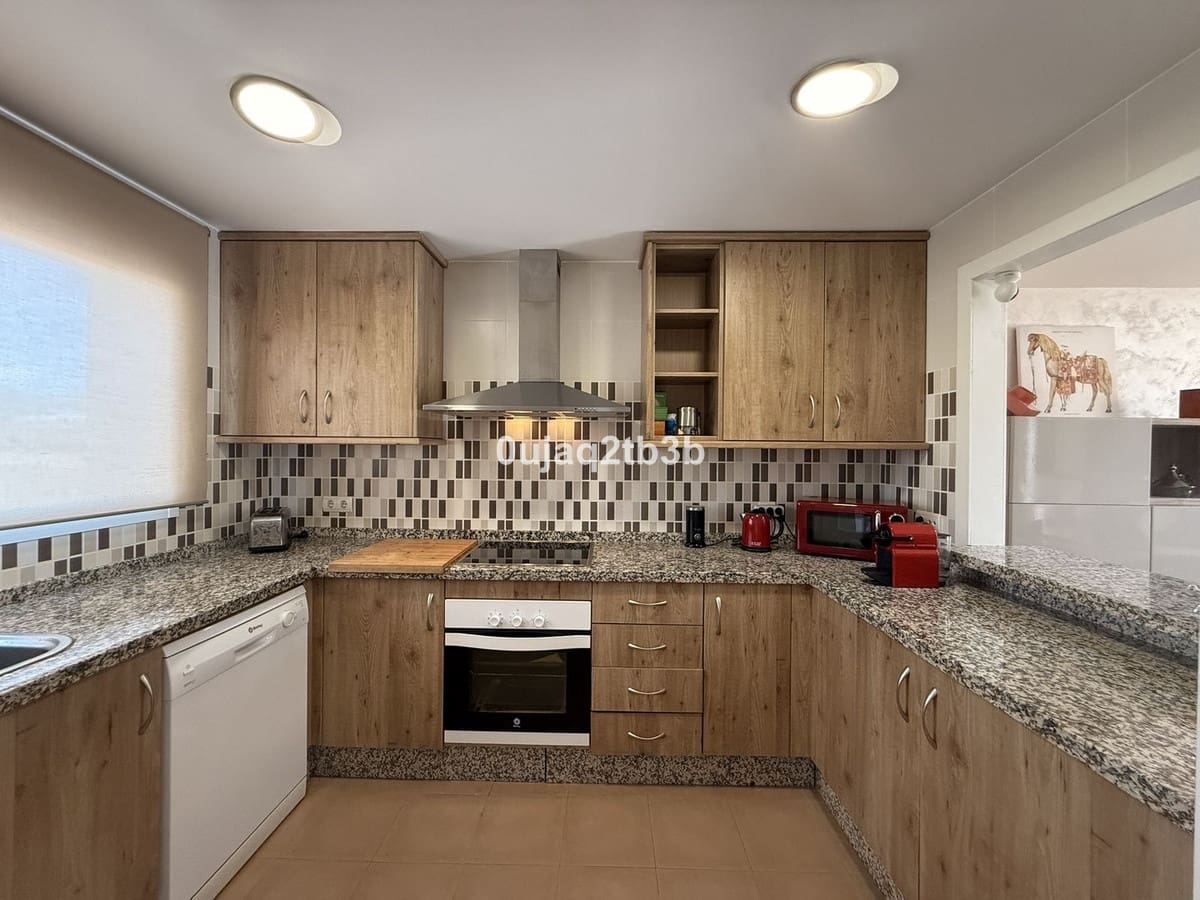 3 soveværelse Byhus til leje i New Golden Mile med swimmingpool garage - € 2.800 (Ref: 9521134)