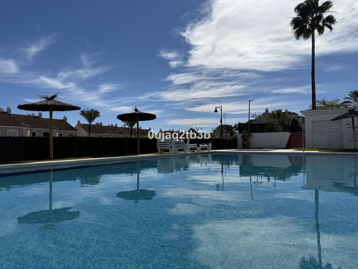 3 soveværelse Byhus til leje i New Golden Mile med swimmingpool garage - € 2.800 (Ref: 9521134)