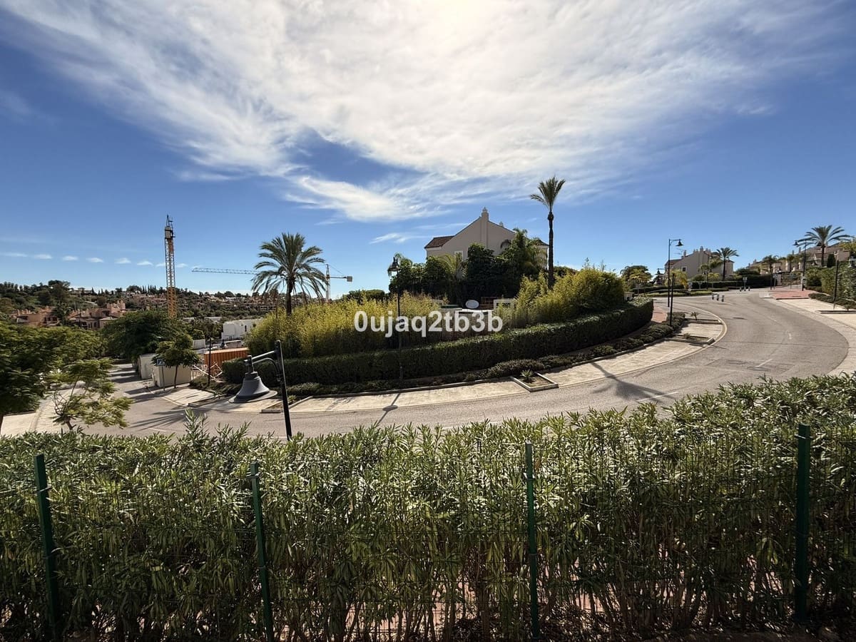 3 soveværelse Byhus til leje i New Golden Mile med swimmingpool garage - € 2.800 (Ref: 9521134)