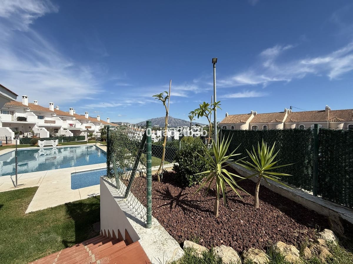 3 soveværelse Byhus til leje i New Golden Mile med swimmingpool garage - € 2.800 (Ref: 9521134)