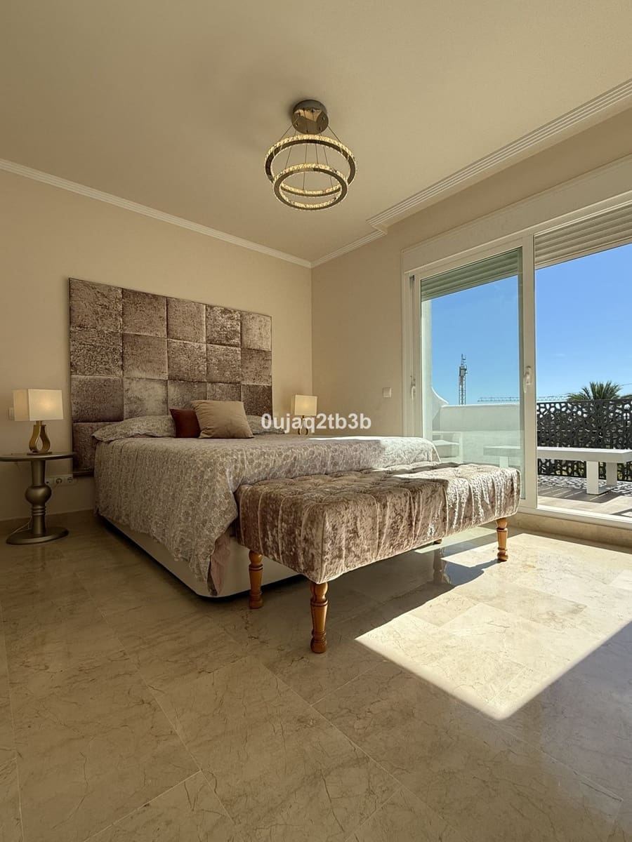 3 soveværelse Byhus til leje i New Golden Mile med swimmingpool garage - € 2.800 (Ref: 9521134)