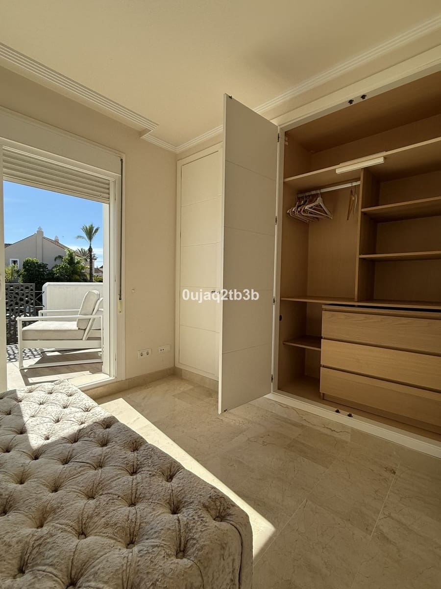 3 soveværelse Byhus til leje i New Golden Mile med swimmingpool garage - € 2.800 (Ref: 9521134)