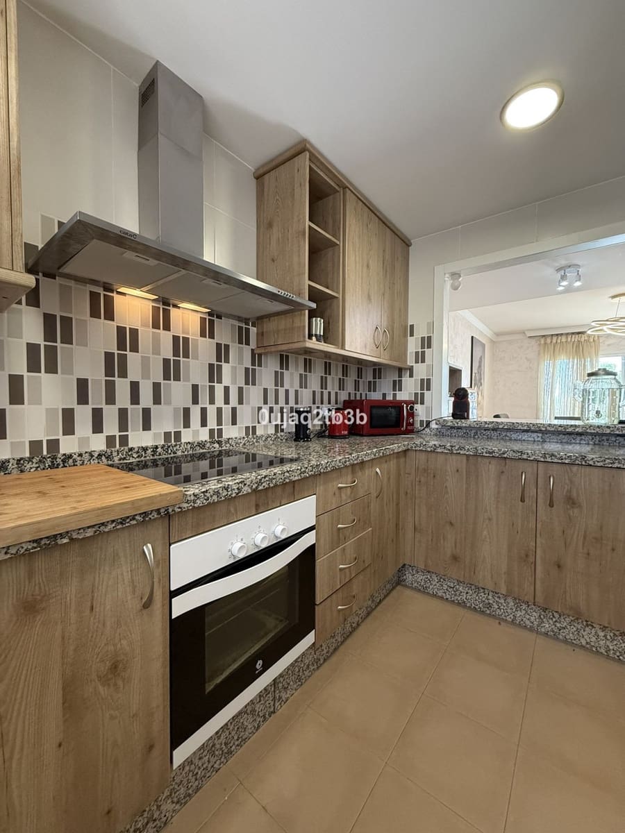 3 soveværelse Byhus til leje i New Golden Mile med swimmingpool garage - € 2.800 (Ref: 9521134)