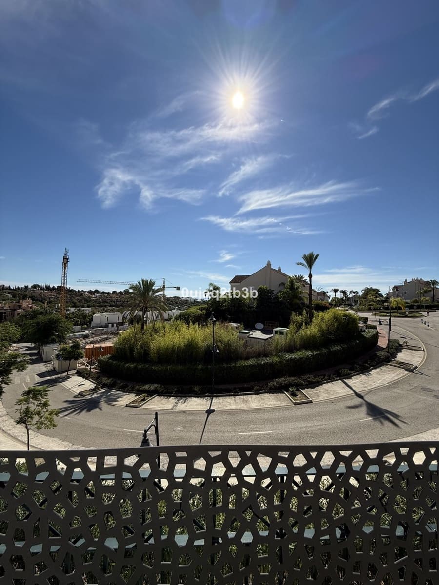 3 soveværelse Byhus til leje i New Golden Mile med swimmingpool garage - € 2.800 (Ref: 9521134)