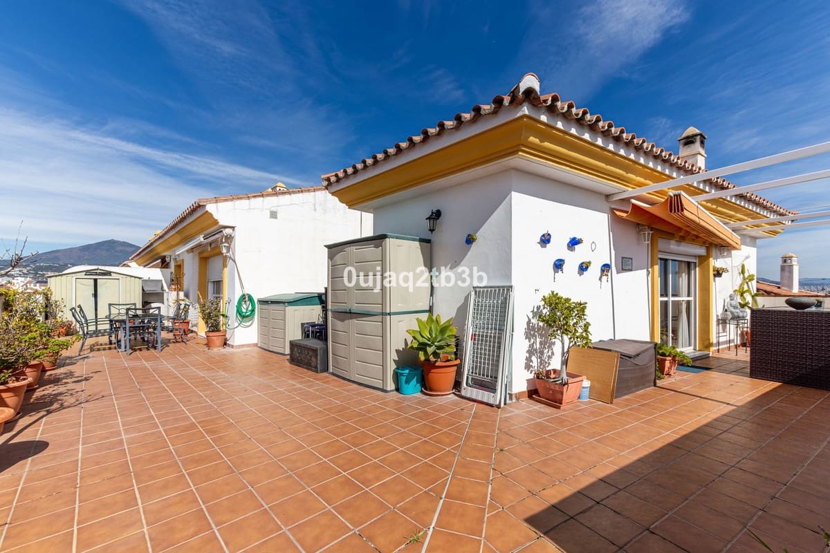 3 bedroom Penthouse for sale in San Pedro de Alcantara with garage - € 675,000 (Ref: 9600023)