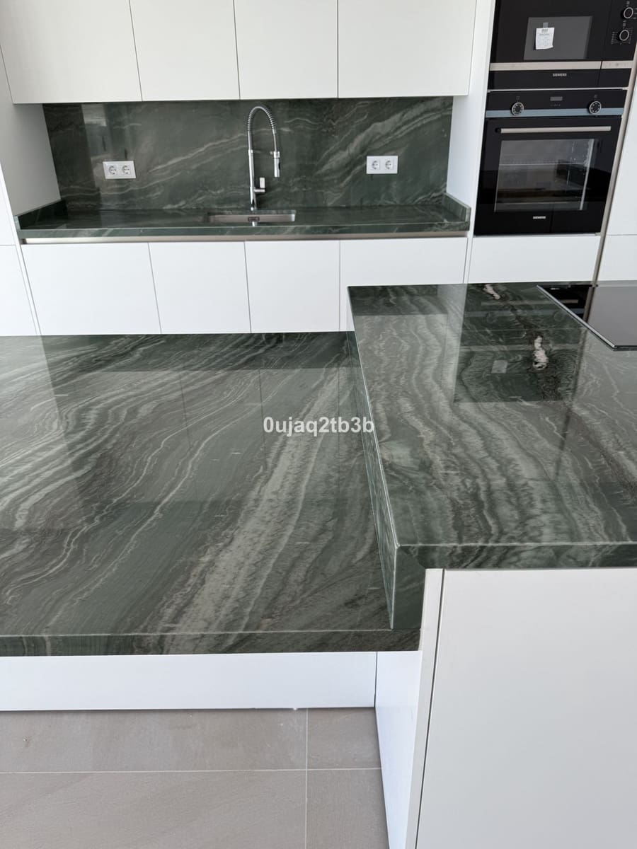 3 sypialnia Penthouse na sprzedaż w Estepona z basenem garażem - 1 175 000 € (Ref: 9632793)