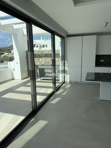 Ático de 3 habitaciones en Estepona en venta con piscina garaje - 1.175.000 € (Ref: 9632793)
