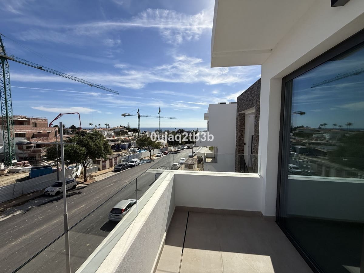 3 bedroom Penthouse for sale in Estepona with pool garage - € 1,175,000 (Ref: 9632793)