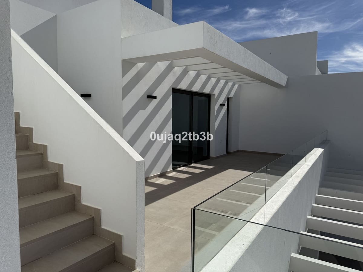 3 bedroom Penthouse for sale in Estepona with pool garage - € 1,175,000 (Ref: 9632793)