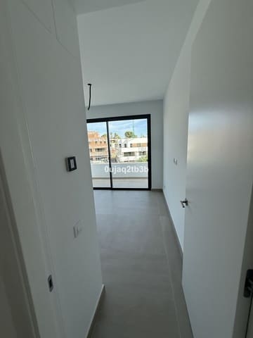 3 sypialnia Penthouse na sprzedaż w Estepona z basenem garażem - 1 100 000 € (Ref: 9632794)