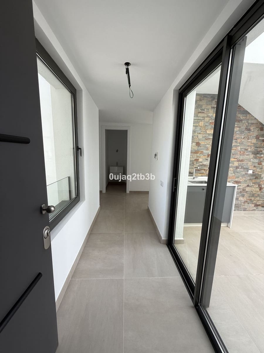 3 bedroom Penthouse for sale in Estepona with pool garage - € 1,100,000 (Ref: 9632794)