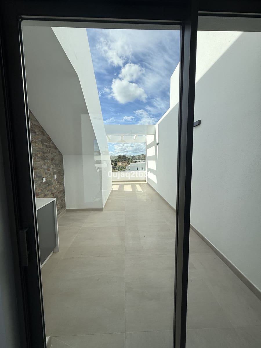 3 bedroom Penthouse for sale in Estepona with pool garage - € 1,100,000 (Ref: 9632794)