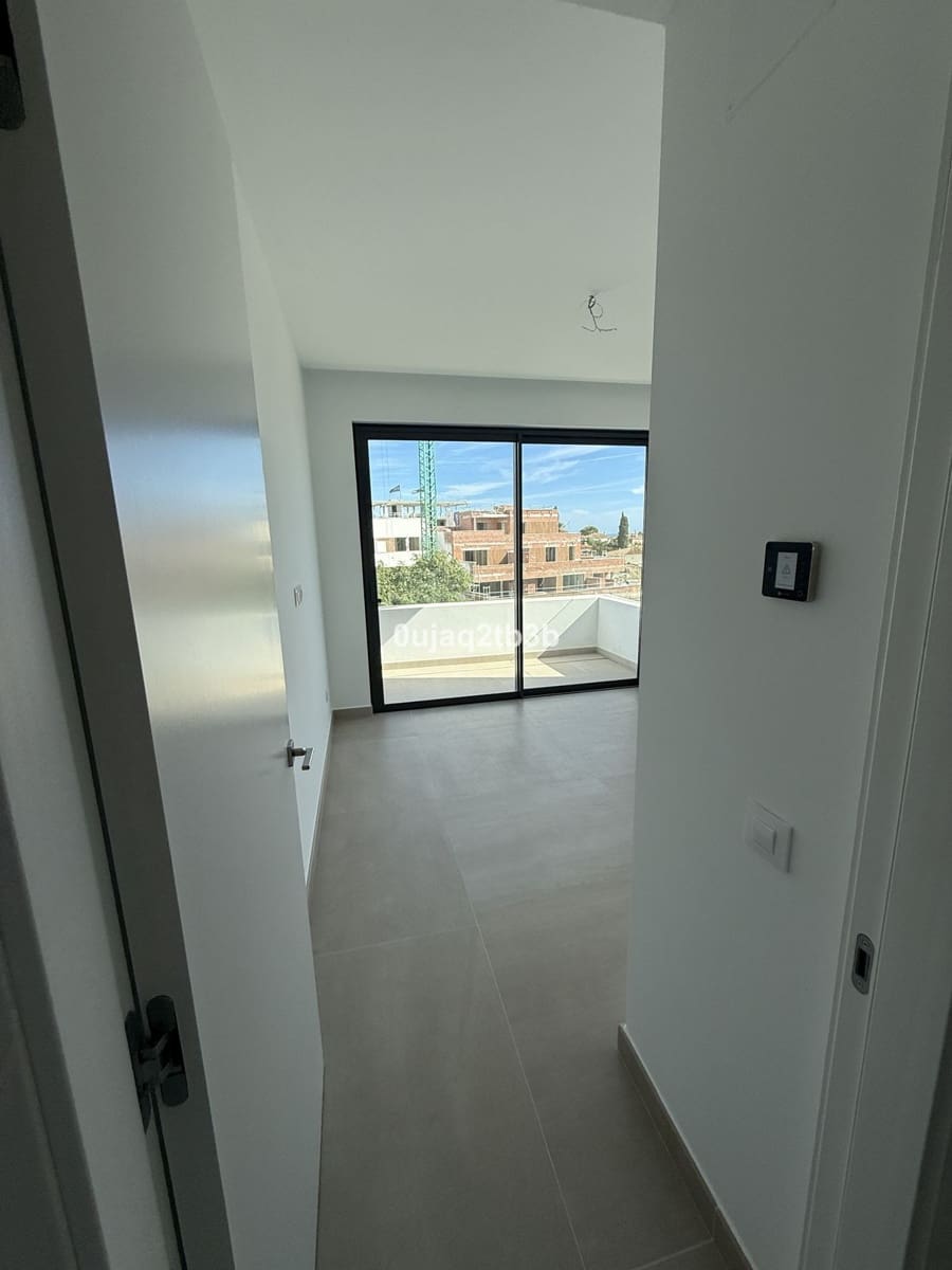 3 bedroom Penthouse for sale in Estepona with pool garage - € 1,100,000 (Ref: 9632794)