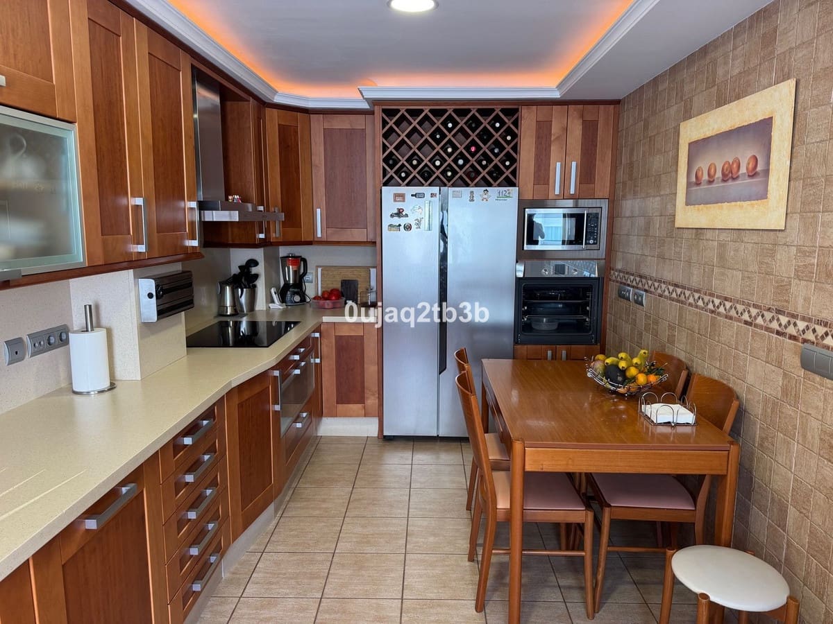 4 bedroom Penthouse for sale in Estepona with pool garage - € 790,000 (Ref: 9713267)