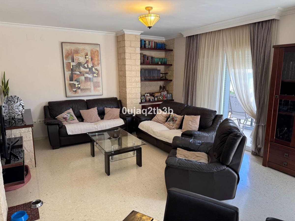 4 bedroom Penthouse for sale in Estepona with pool garage - € 790,000 (Ref: 9713267)