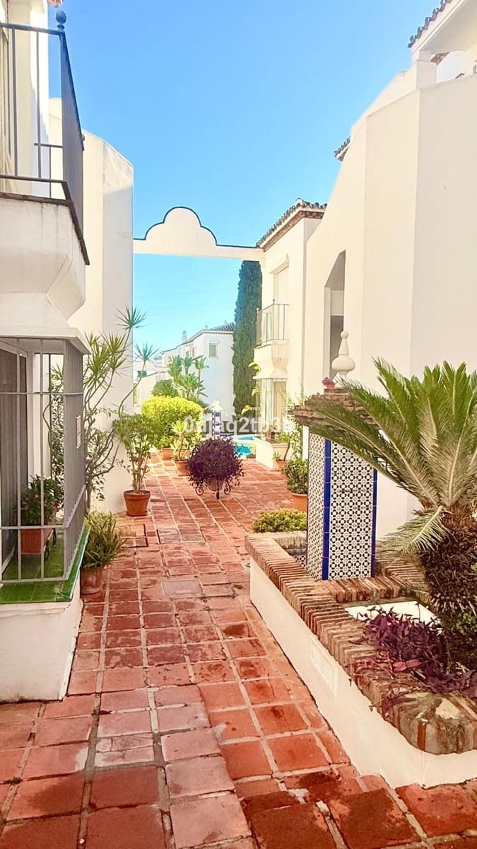 Apartamento de 2 habitaciones en Marbella en venta con piscina garaje - 475.000 € (Ref: 9713879)