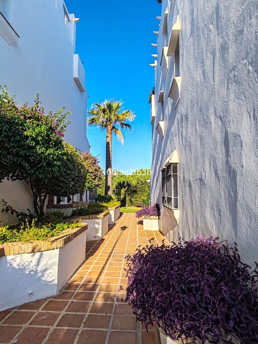 Apartamento de 2 habitaciones en Marbella en venta con piscina garaje - 475.000 € (Ref: 9713879)
