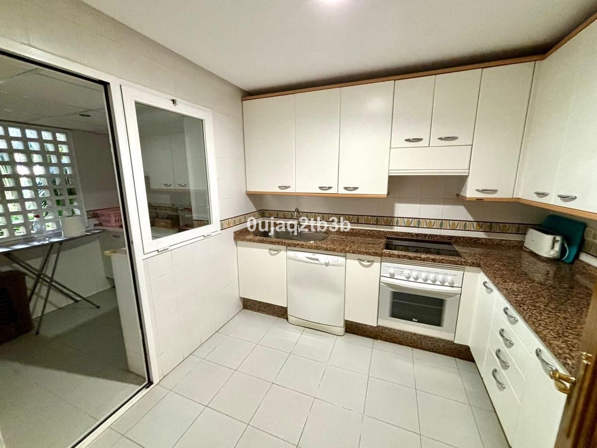 Apartamento de 2 habitaciones en Estepona en alquiler vacacional con piscina - 840 € (Ref: 9737296)