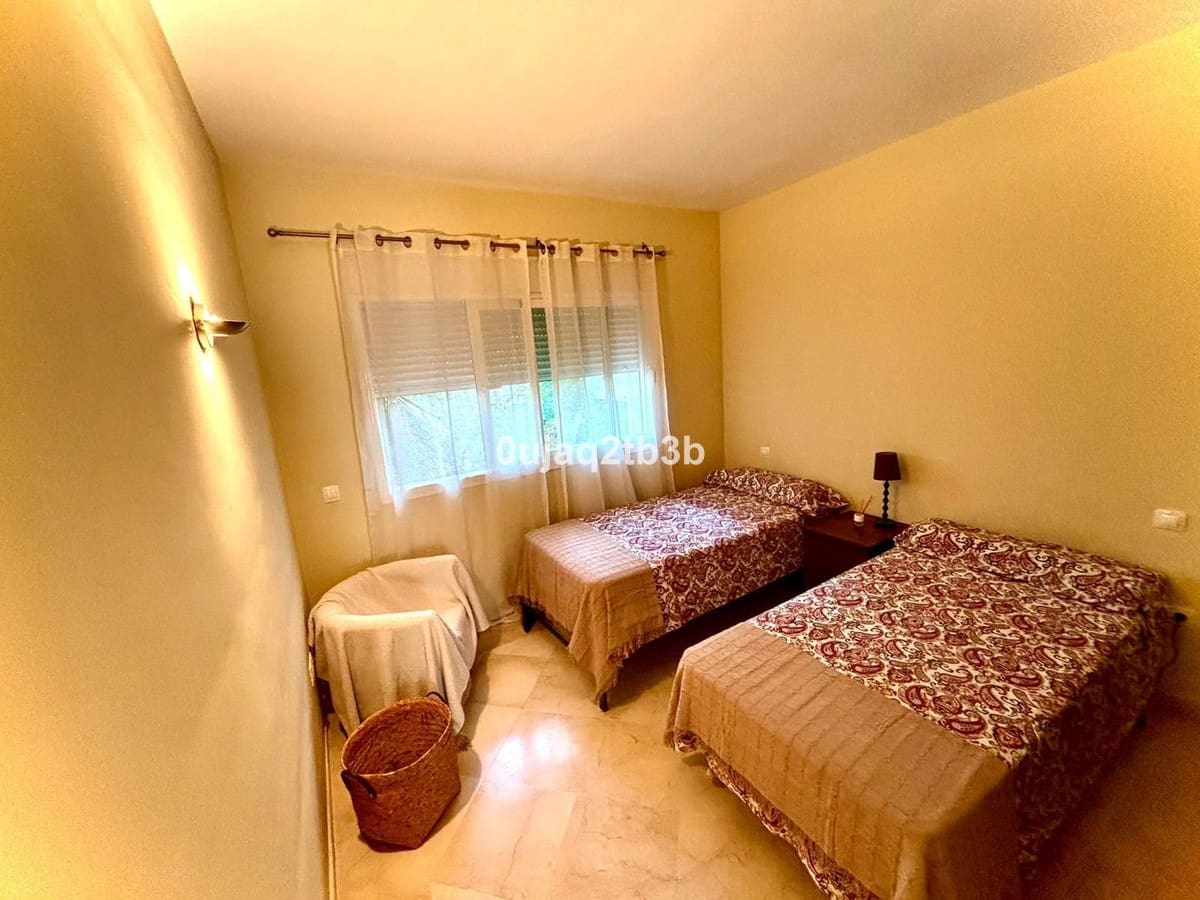 Apartamento de 2 habitaciones en Estepona en alquiler vacacional con piscina - 840 € (Ref: 9737296)