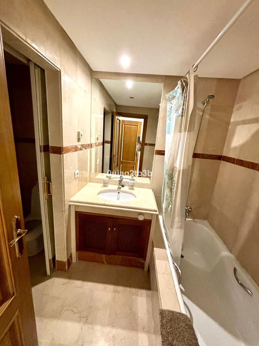 Apartamento de 2 habitaciones en Estepona en alquiler vacacional con piscina - 840 € (Ref: 9737296)