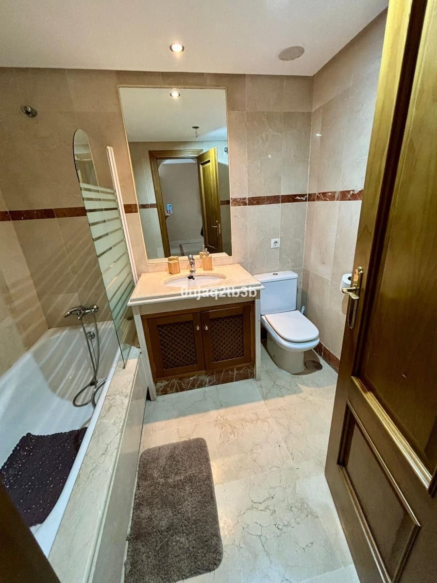   2 soveværelse   ferieLejlighed i Estepona   med   swimmingpool   - € 840 (Ref: 9737296)