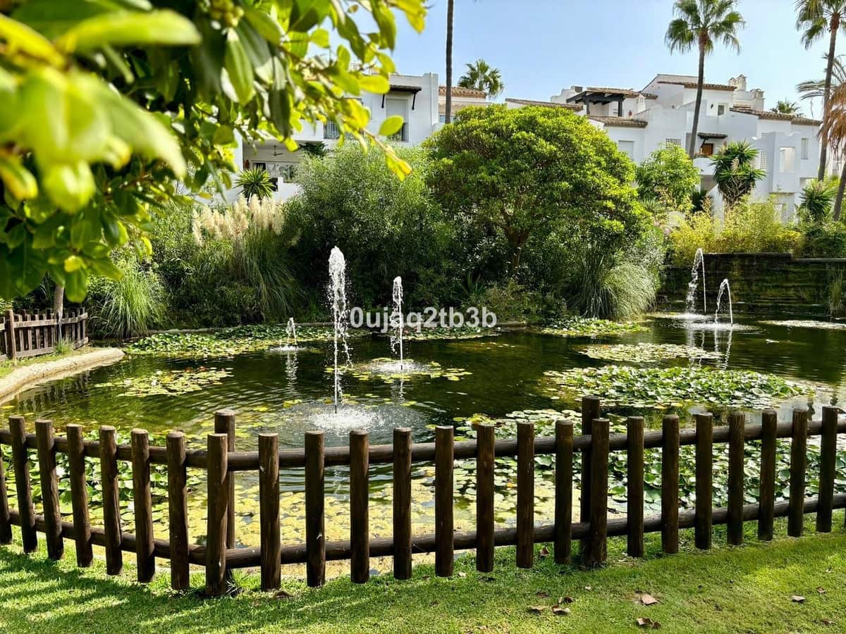   2 soveværelse   ferieLejlighed i Estepona   med   swimmingpool   - € 840 (Ref: 9737296)