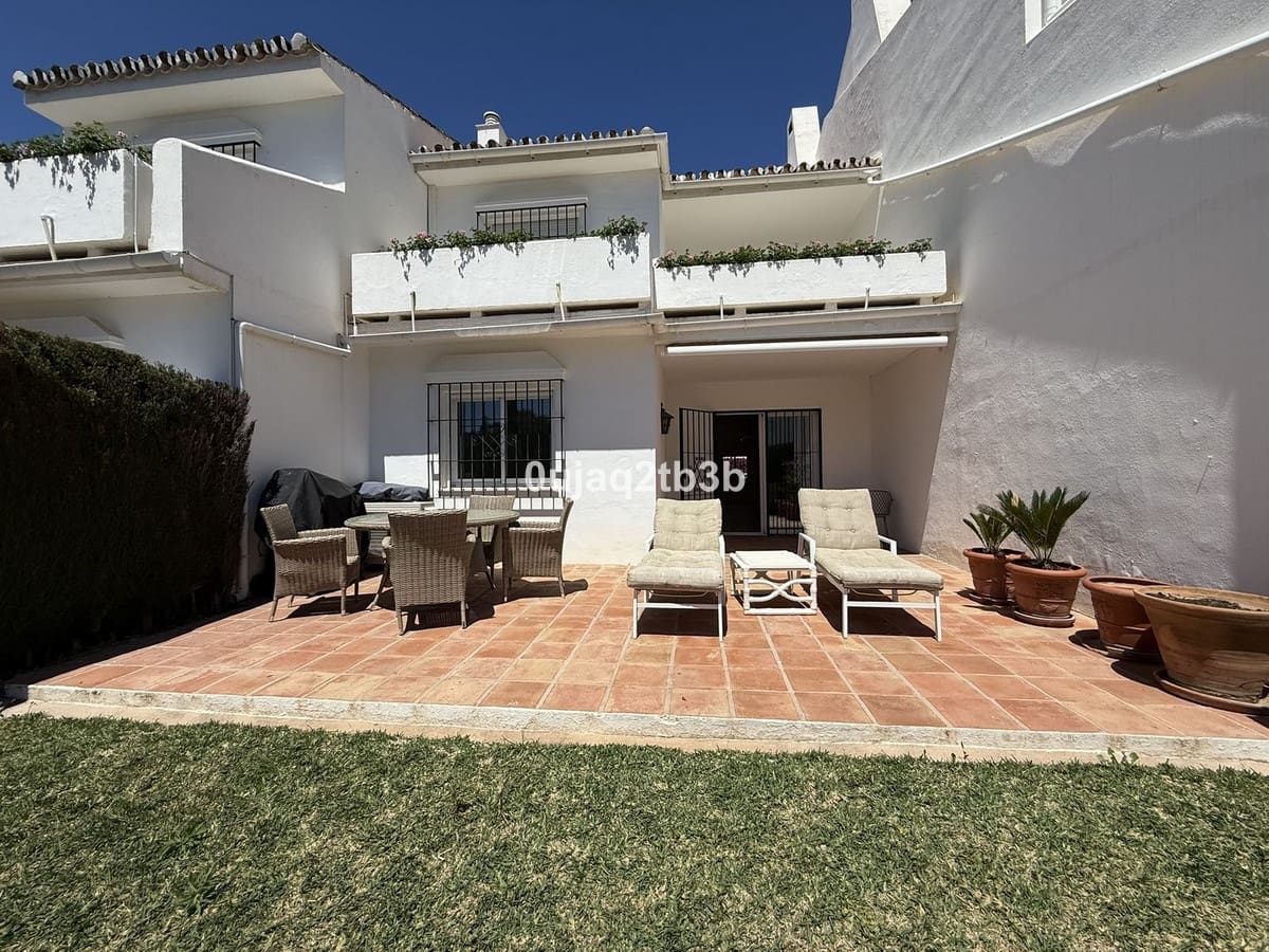 2 makuuhuone Huoneisto myytävänä paikassa Nueva Andalucia mukana uima-altaan 
autotalli - 565 000 € (Ref: 9747218)